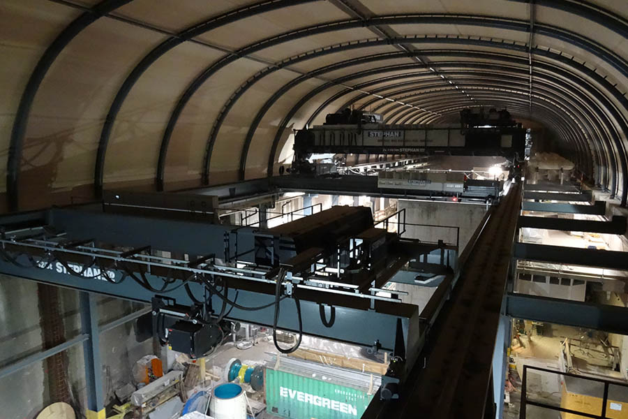 1 pont roulant 2x4t - 14m avec palan auxiliaire 1t. Construction spéciale permettant au chariot de se glisser sous les corbeaux de la voie de roulement.
Hauteur de levage: 35m.
Réalisation: 2016